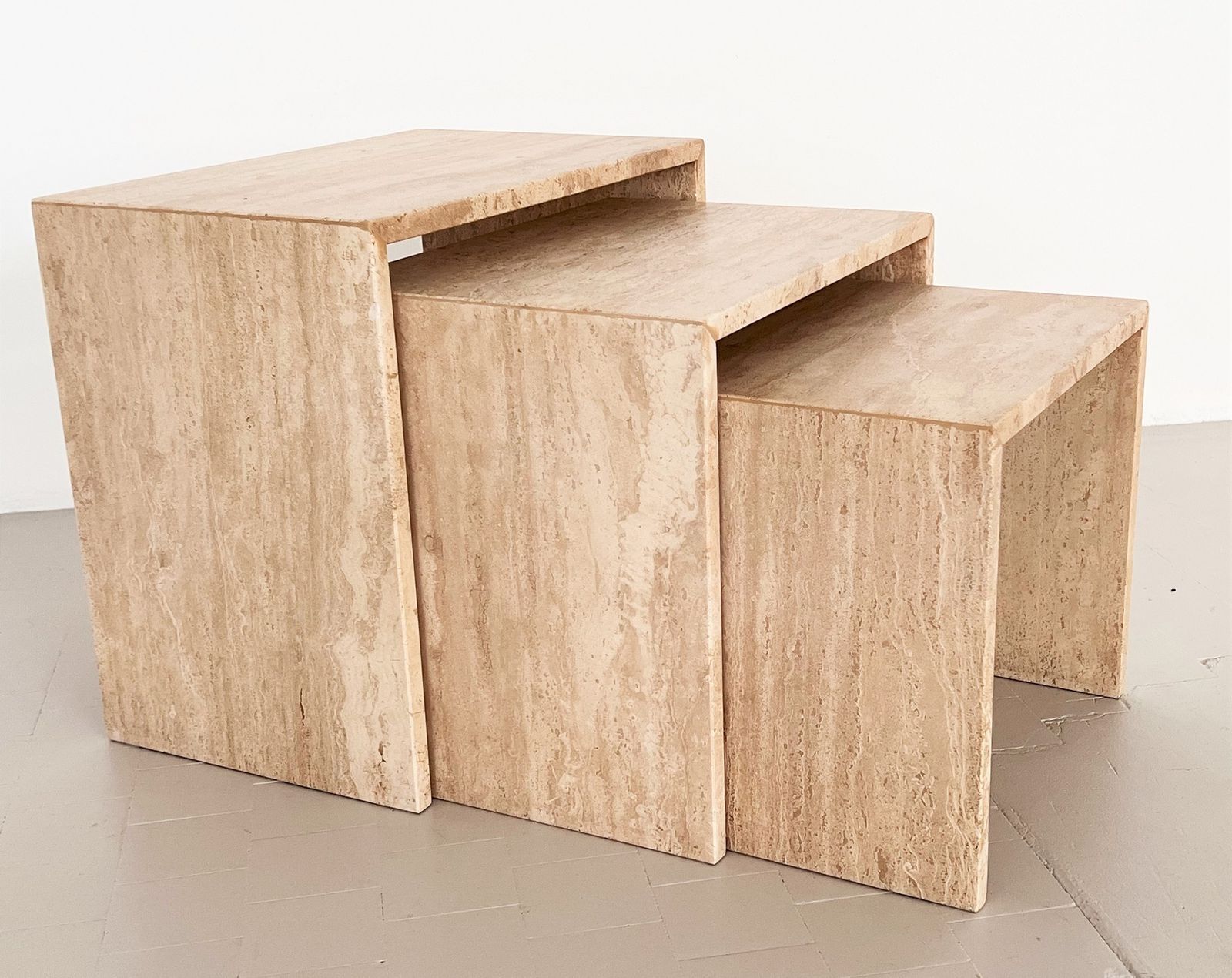 photo vinterior Italian Midcentury Travertine Nesting Coffee Tables From The 1970s, Set Of Three