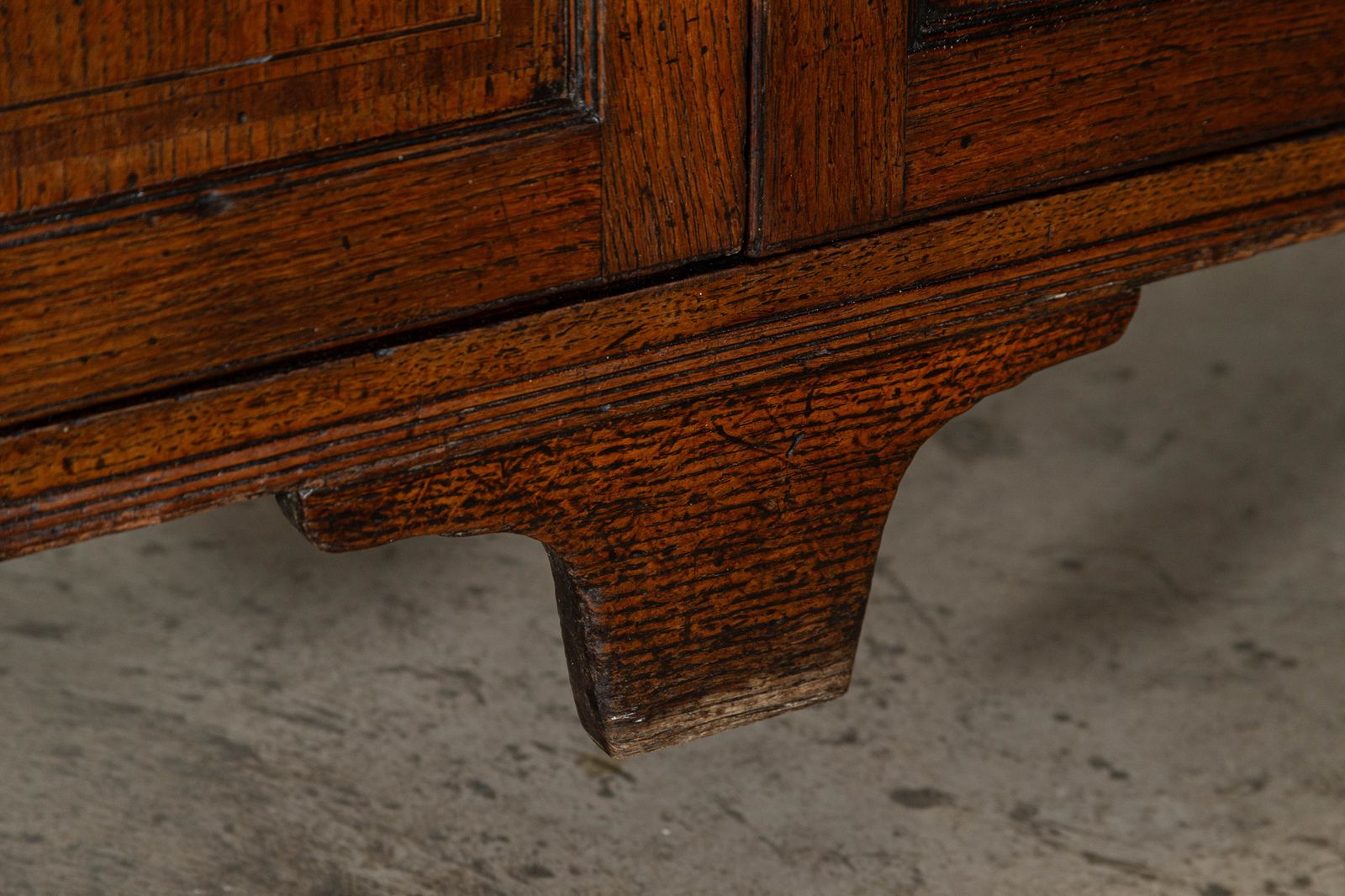 photo vintage Large English George III Oak Inlaid Dresser Base