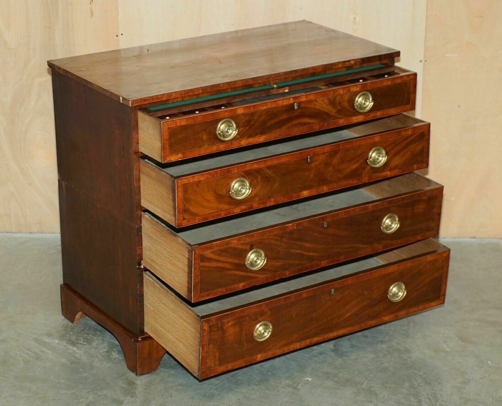 photo buy Antique George III Bachelors Chest Of Drawers Attributed To Gillows Of Lancaster