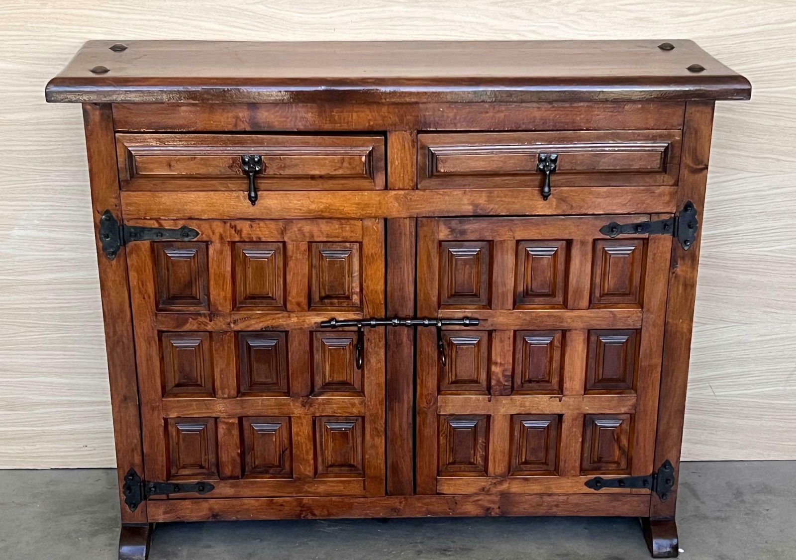 Buffet baroque espagnol à deux tiroirs en noyer sculpté, XIXe siècle photo furniture