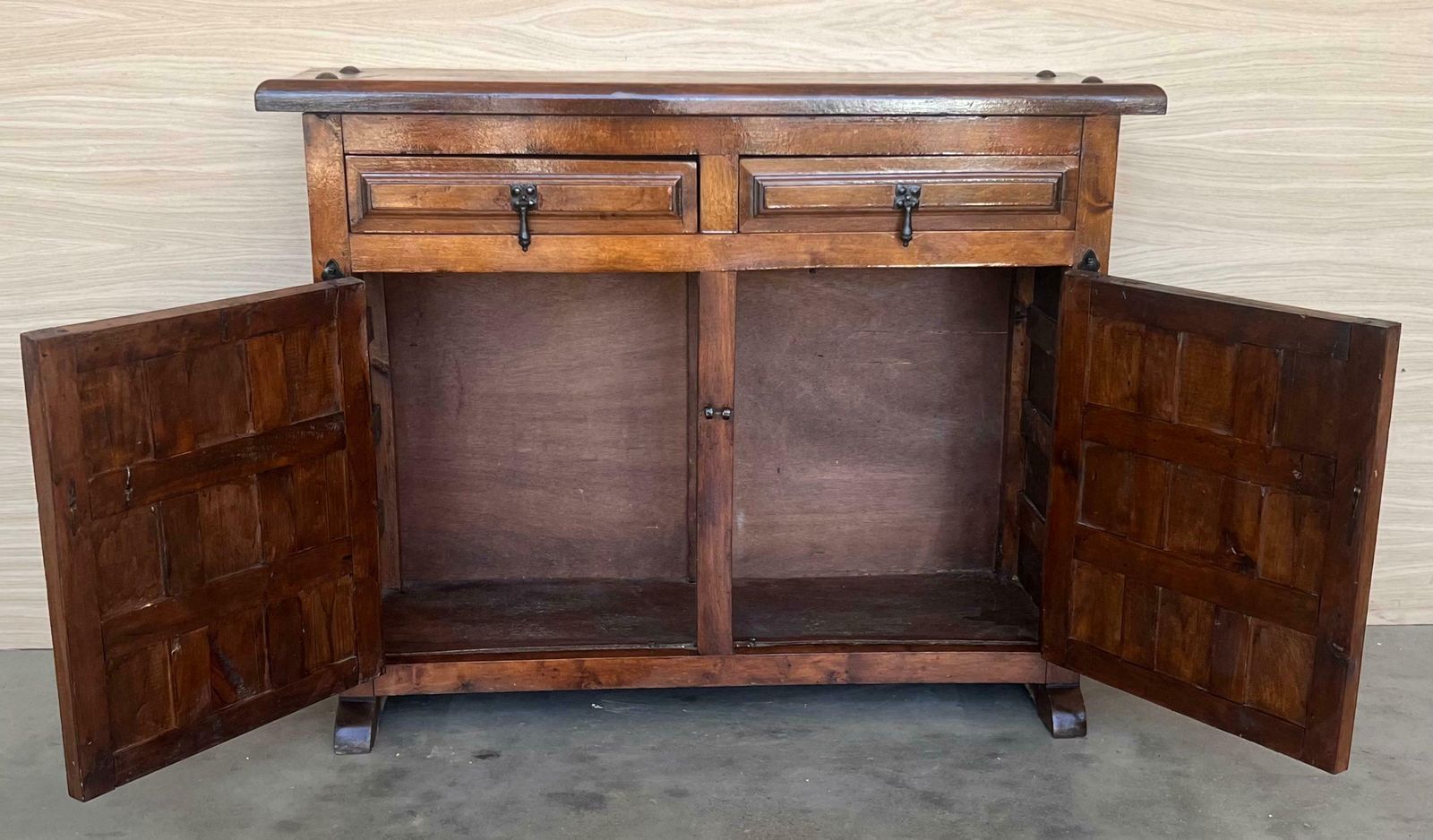 Buffet baroque espagnol à deux tiroirs en noyer sculpté, XIXe siècle photo buy