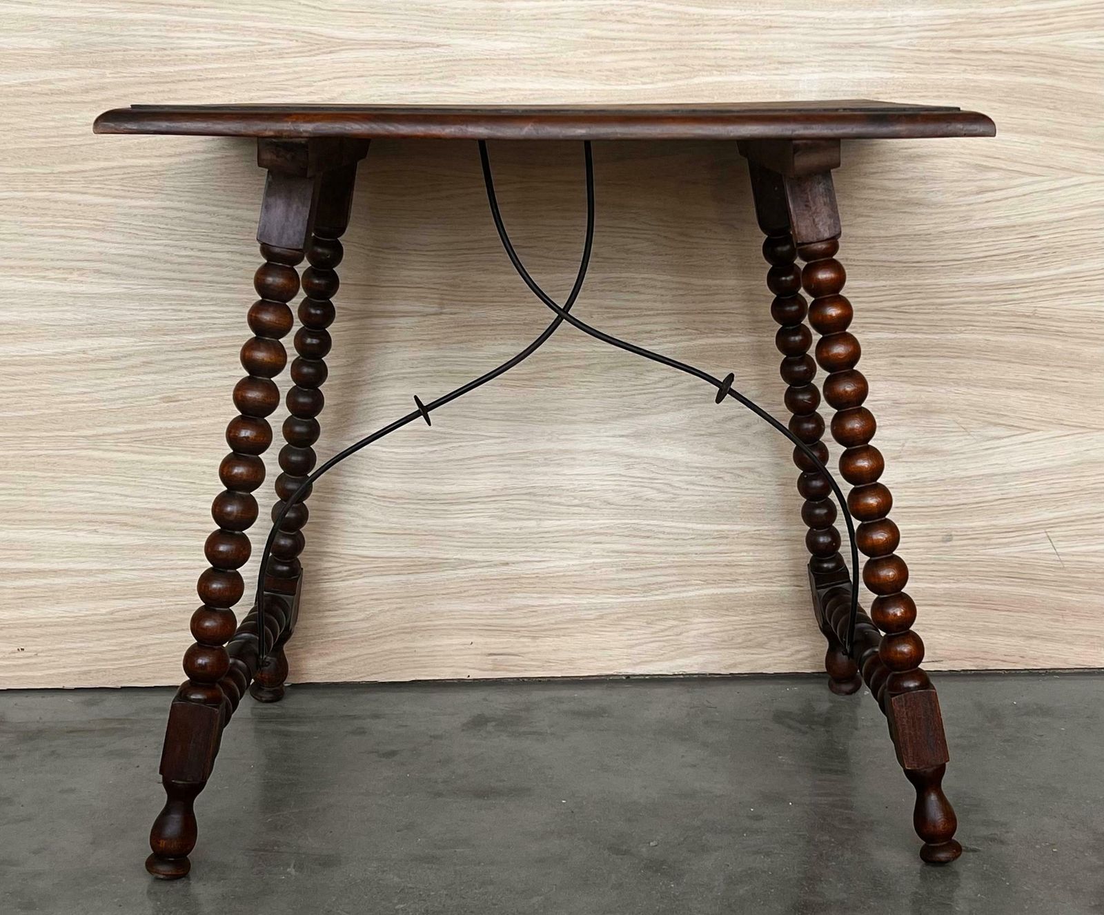 Table d'appoint espagnole du XIXe siècle, pieds tournés et entretoise en fer photo for sale