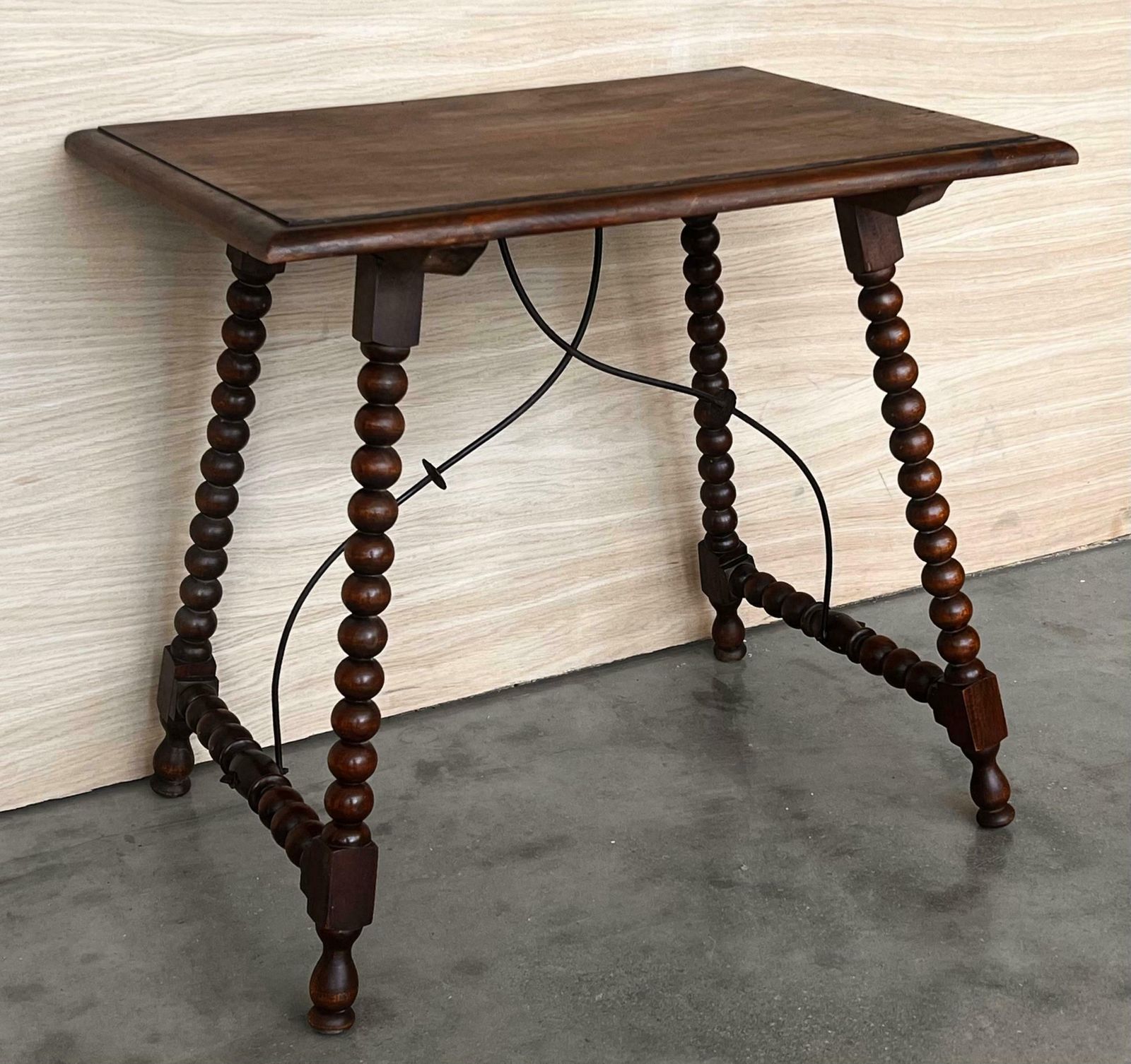 Table d'appoint espagnole du XIXe siècle, pieds tournés et entretoise en fer photo vinterior