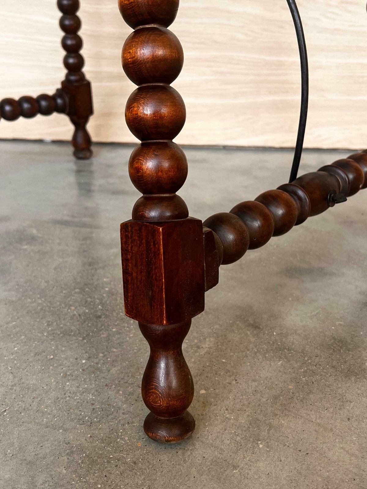 photo furniture Table d'appoint espagnole du XIXe siècle, pieds tournés et entretoise en fer