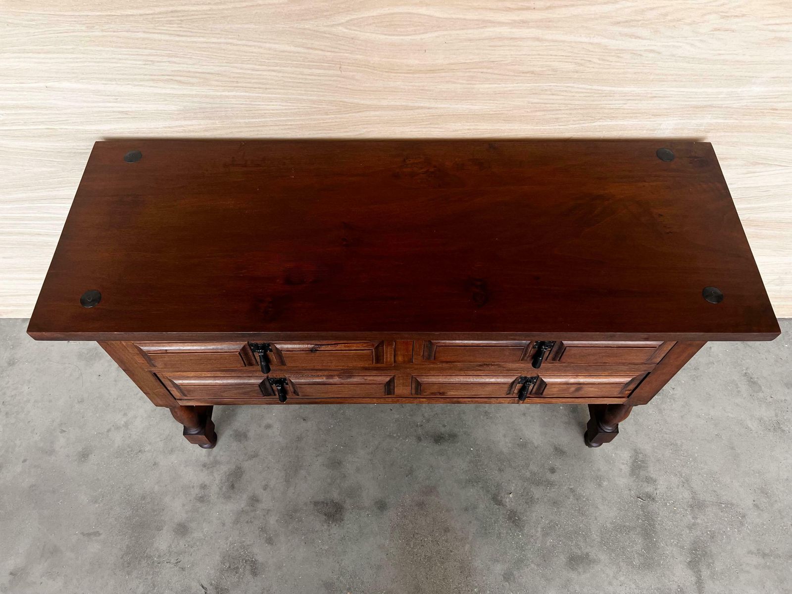 photo furniture Console catalane espagnole en noyer sculpté, quatre tiroirs, XIXe siècle