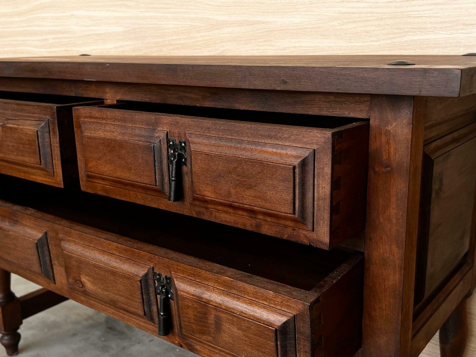 photo for sale Console catalane espagnole en noyer sculpté, quatre tiroirs, XIXe siècle