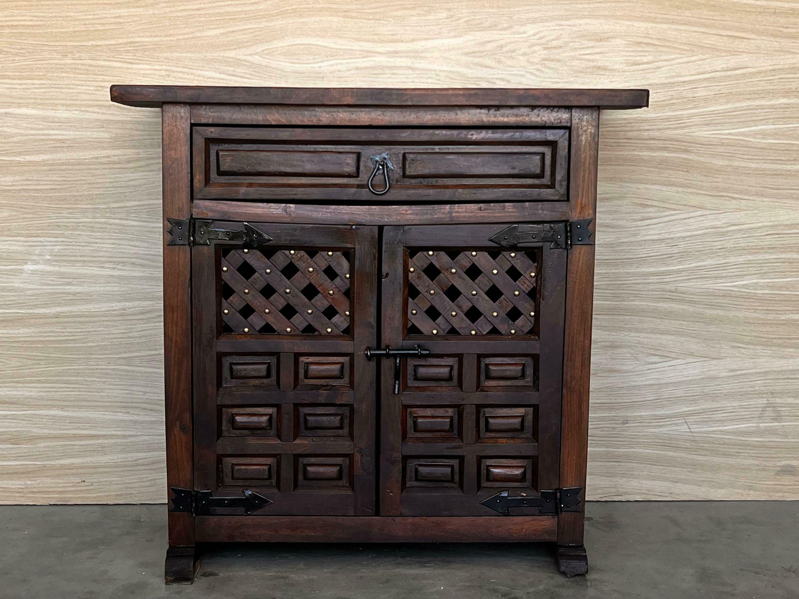 Commode espagnole en noyer sculpté, tables de chevet ou console étroite, années 1920 photo furniture