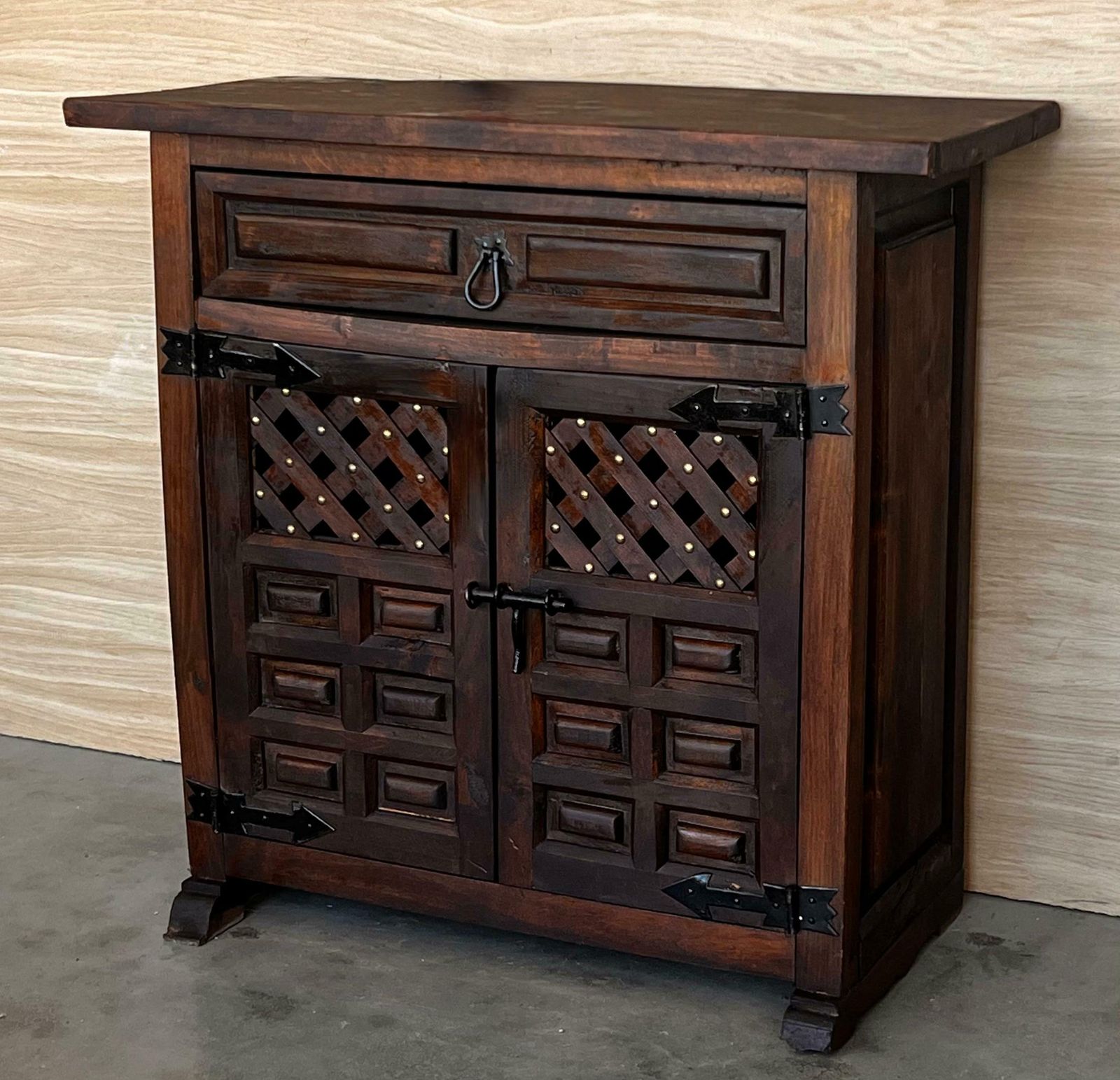 Commode espagnole en noyer sculpté, tables de chevet ou console étroite, années 1920 photo Mobilier