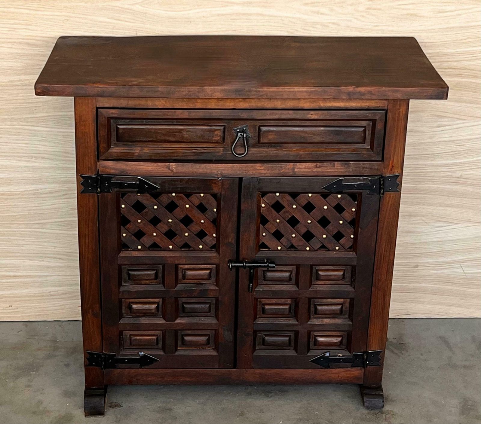 Commode espagnole en noyer sculpté, tables de chevet ou console étroite, années 1920 photo vinterior