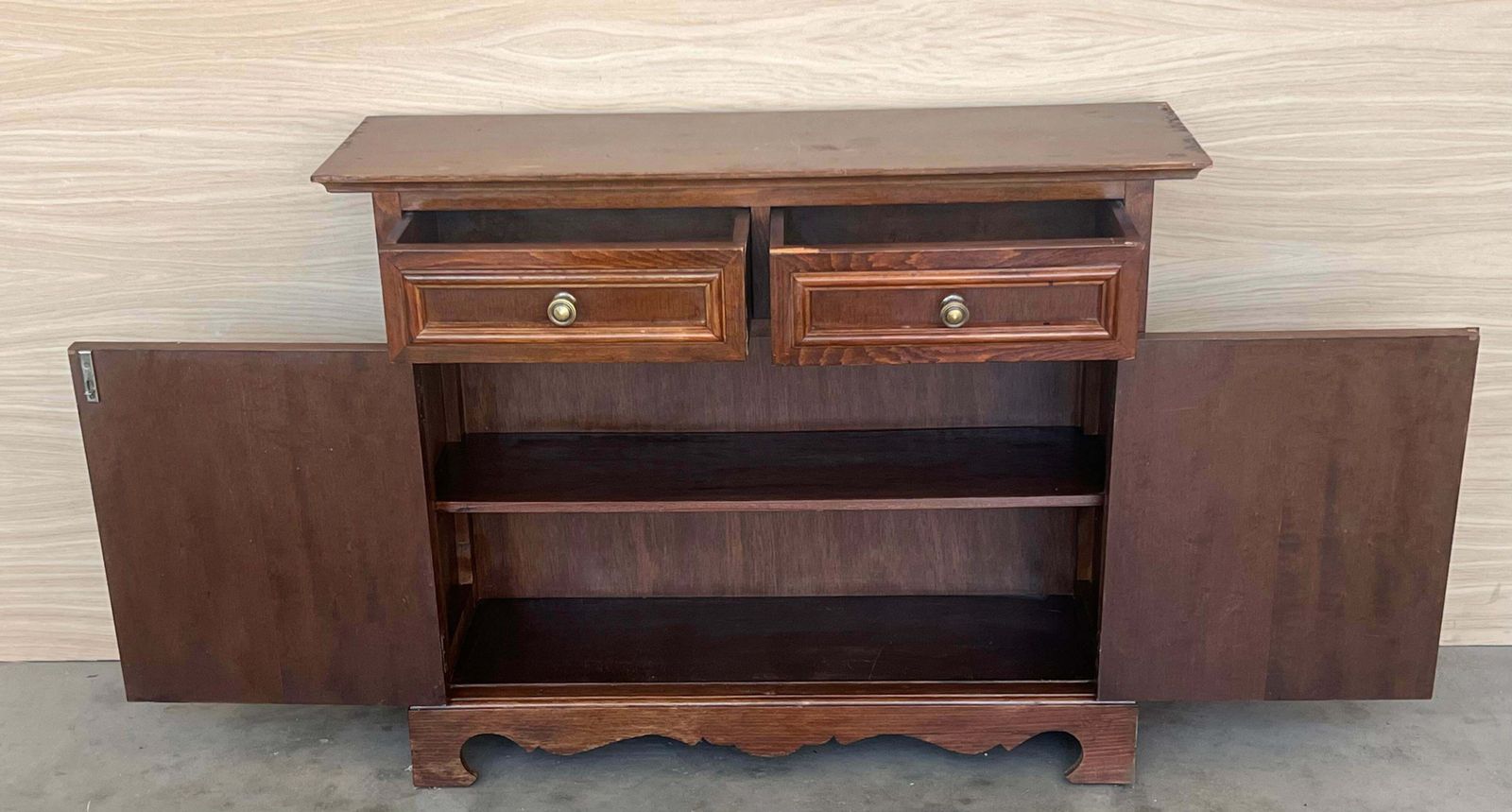 Commode catalane sculptée en noyer, highboy ou console, années 1920 photo vintage