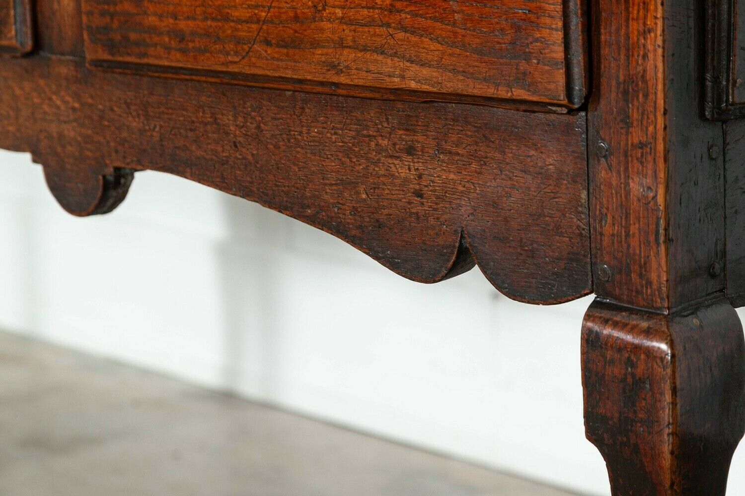 photo vinterior 19thc English Oak Dresser Base