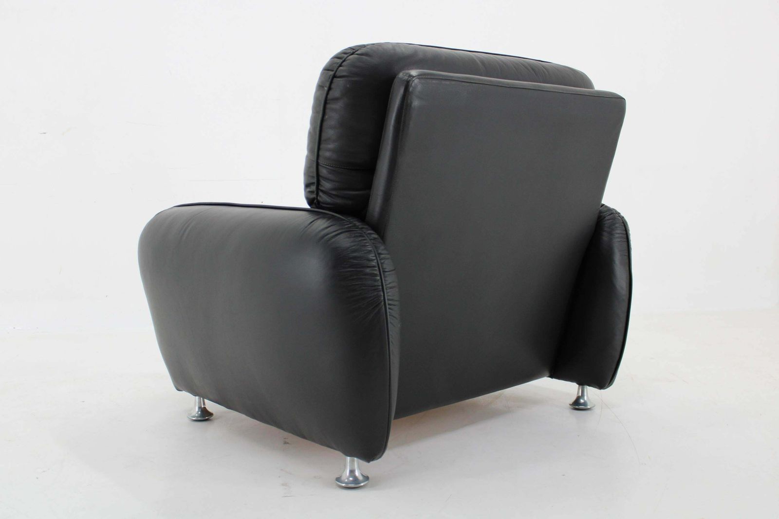 1970s Armchair In Black Leather, Italy photo vinterior