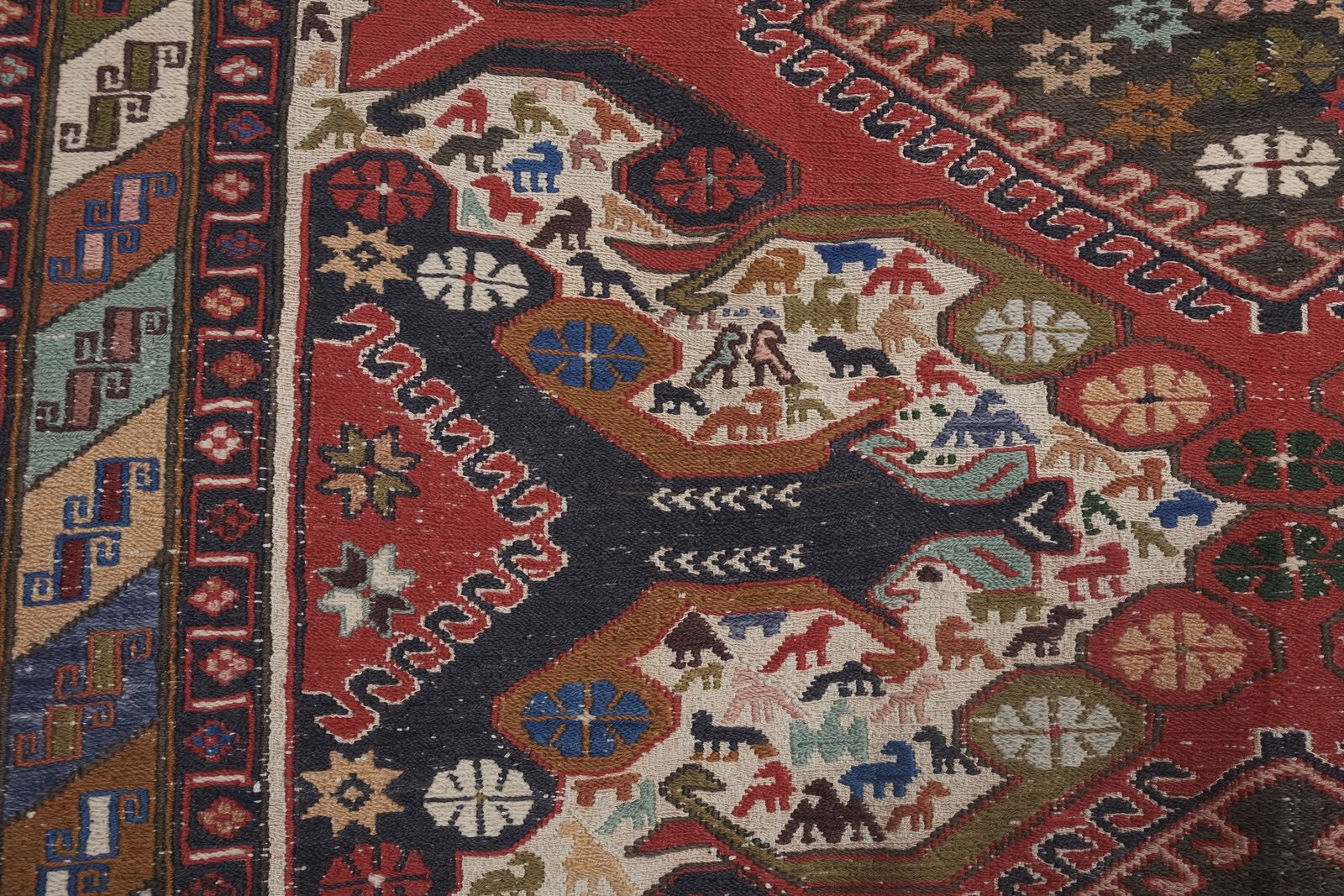 photo vinterior 1960s Animal Patterned Soumac Rug 3'10'' X 6'5''