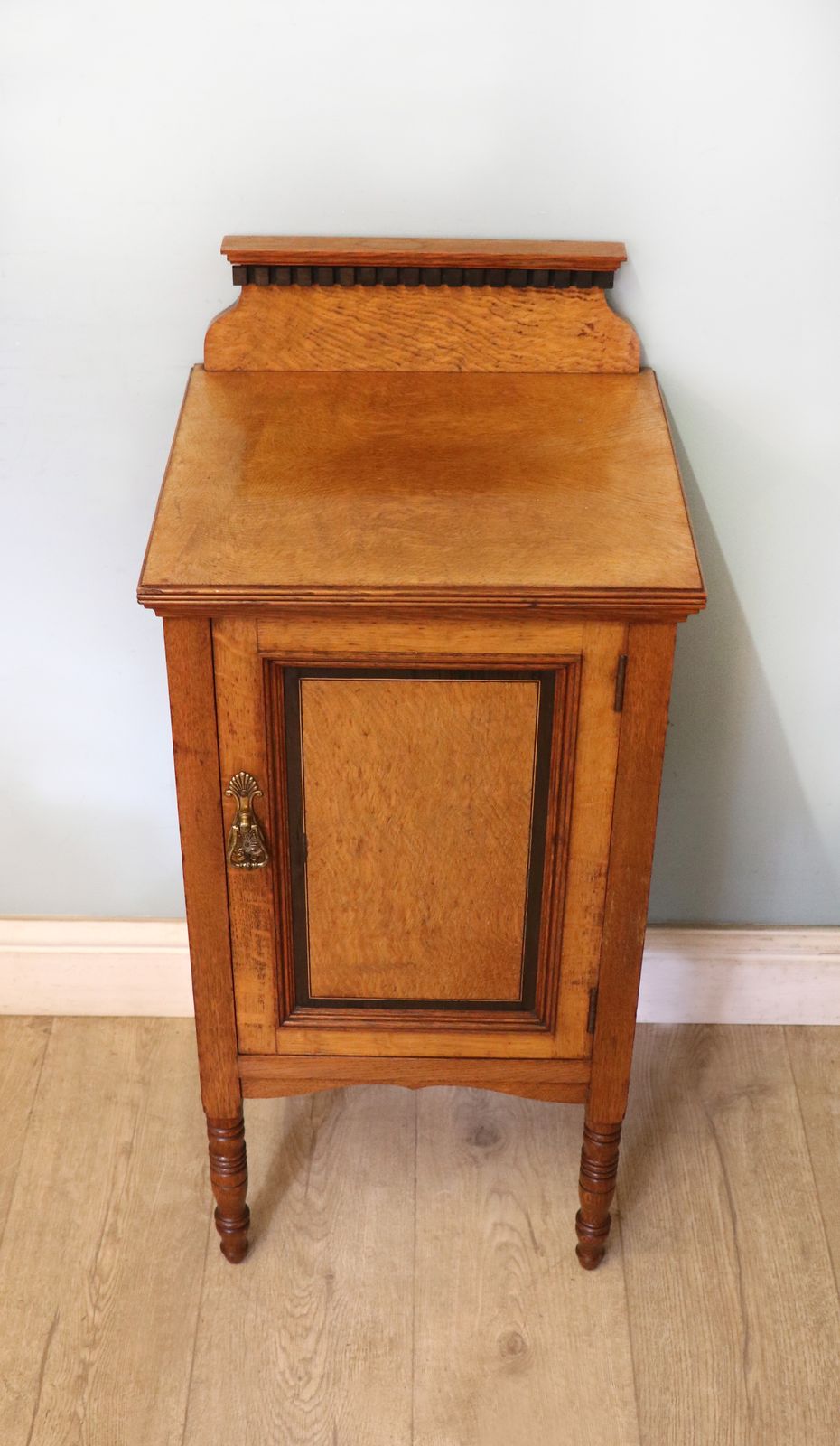 A Lovely Shapland & Petter Oak Inlaid Bedside Cabinet photo furniture