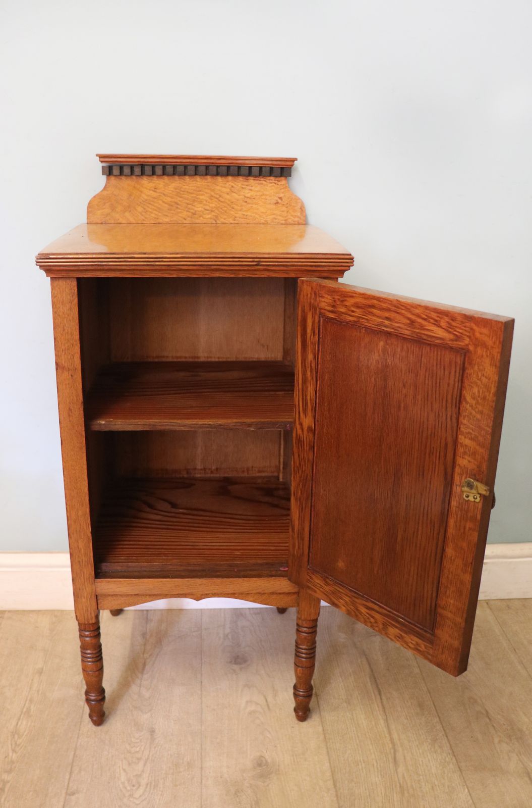 A Lovely Shapland & Petter Oak Inlaid Bedside Cabinet photo for sale