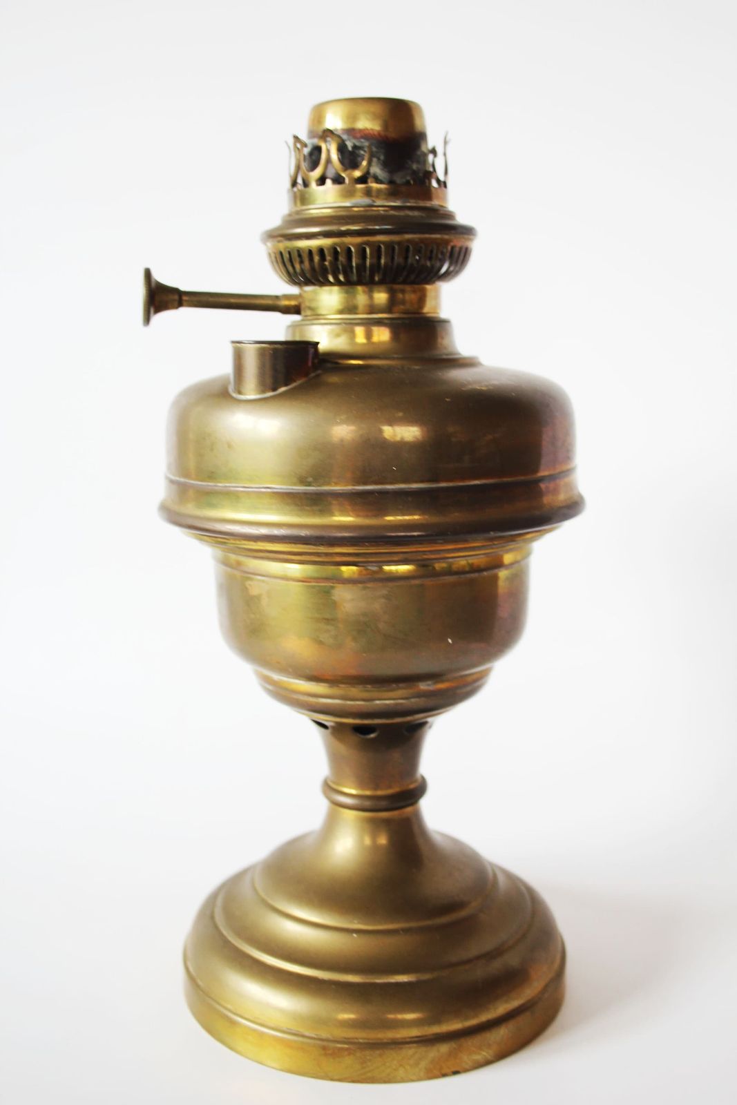 Hoge Antieke Messing Olielamp, L&B Lempereur Bernard België, Petroleumlamp, Kerosinelamp, Landelijke Decoratie, Mondgeblazen Glazen Bol photo vinterior
