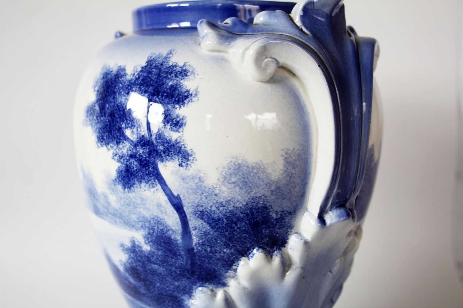 Grote Vintage Vaas In Blauw En Wit Keramiek, Ca. Jaren 1930, Delfts Aandoende Stijl Met Molenmotief, Handgeschilderd, Met Reliëfdecor – Nimy Mons photo vinterior