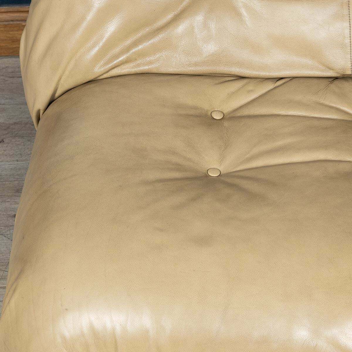 Italian 20th Century Beige "Soriana" Leather Sofa By Tobia Scarpa For Cassina photo vintage