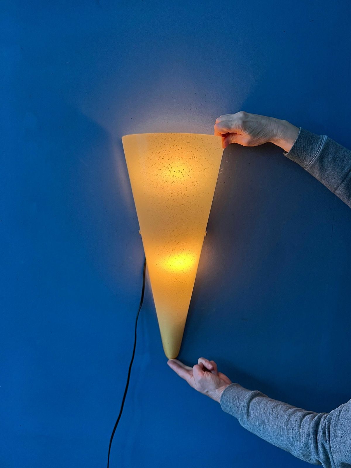Bijzondere Handgemaakte Glazen Wandlamp Met Gouden Elementen