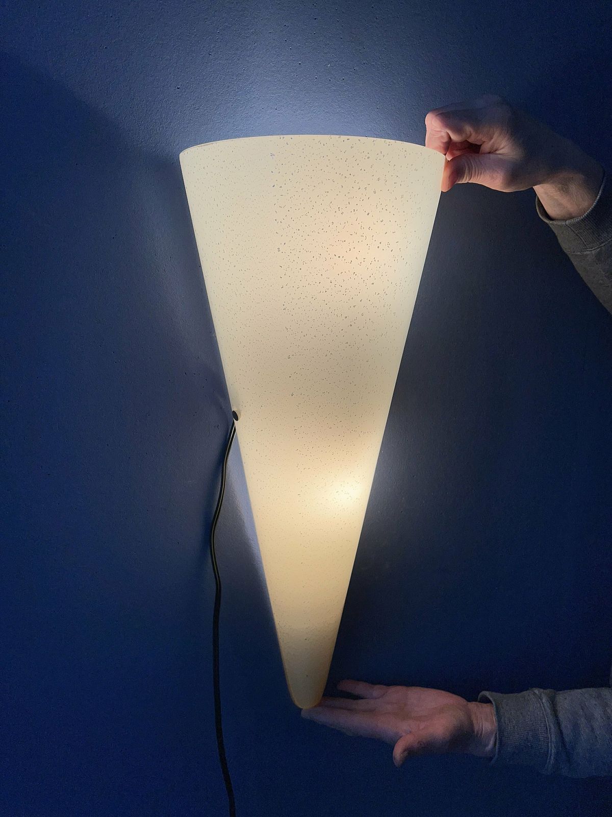 Bijzondere Handgemaakte Glazen Wandlamp Met Gouden Elementen photo furniture