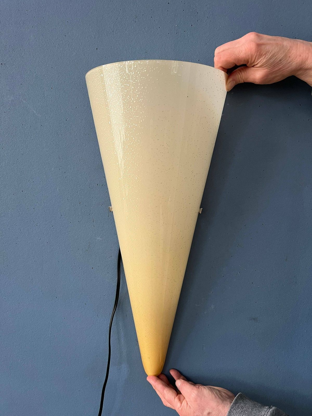 Bijzondere Handgemaakte Glazen Wandlamp Met Gouden Elementen photo buy