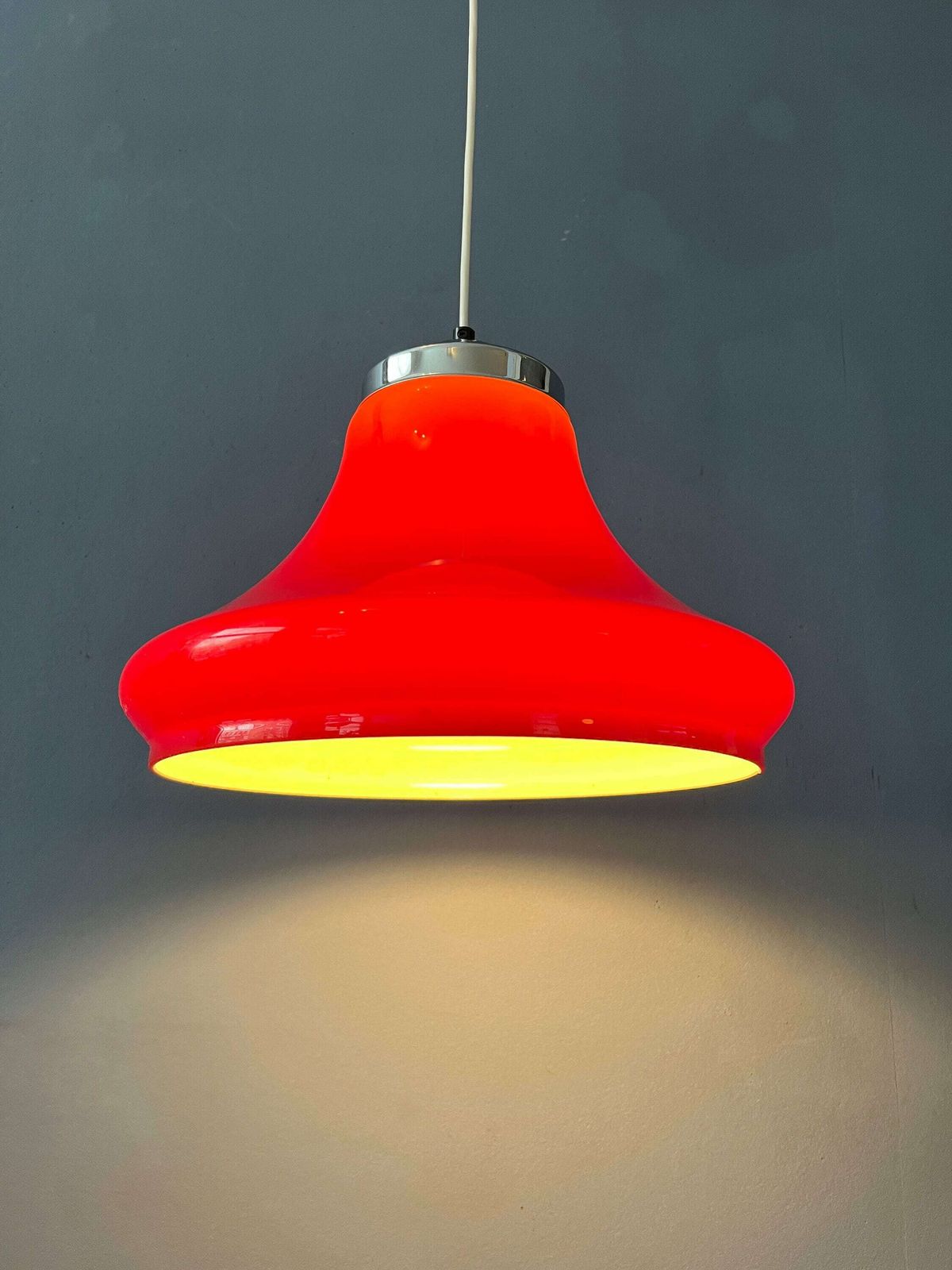 Rode Space Age Hanglamp Van Plexiglas Met Chromen Afdekking