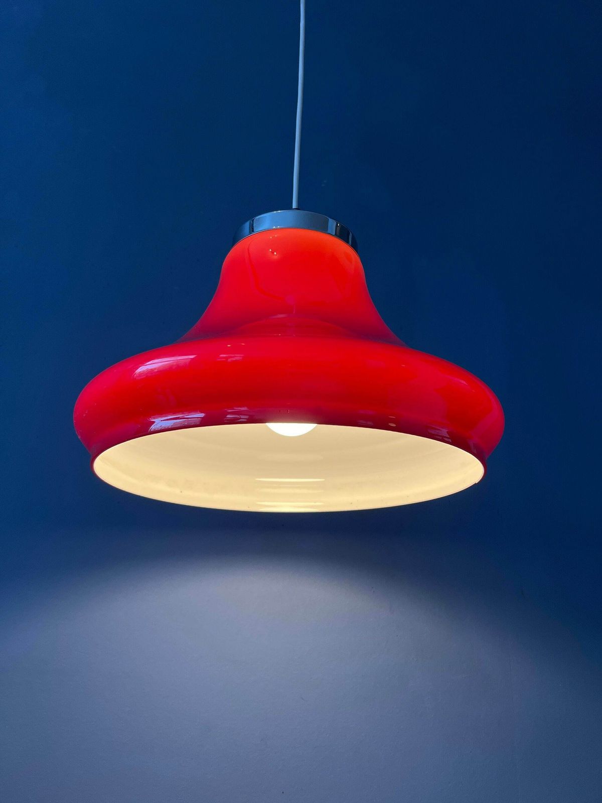 Rode Space Age Hanglamp Van Plexiglas Met Chromen Afdekking photo vinterior