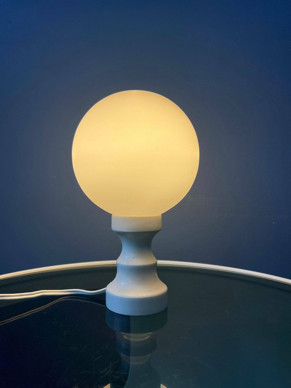 Witte Space Age Tafellamp Met Opalineglazen Kap photo furniture