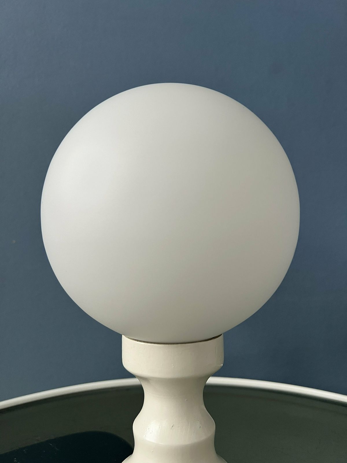 photo furniture Witte Space Age Tafellamp Met Opalineglazen Kap