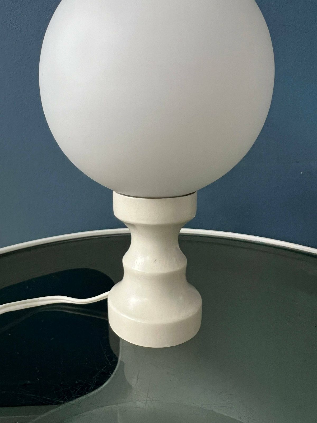 photo for sale Witte Space Age Tafellamp Met Opalineglazen Kap