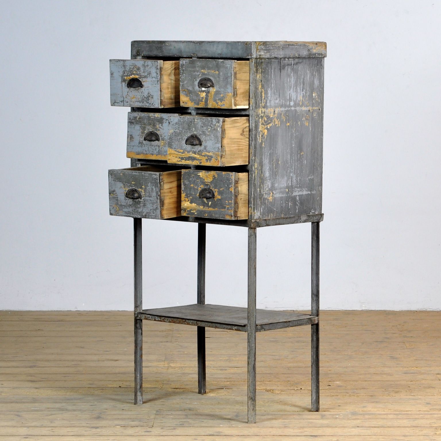 Industrial Chest Of Drawers, 1950's photo vinterior
