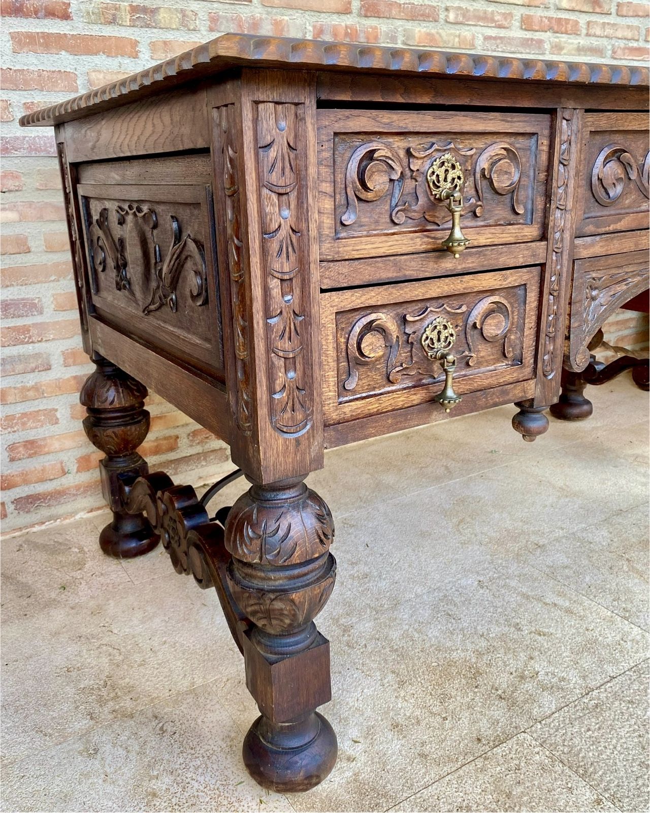 Frans Bureau Of Schrijftafel In Renaissancestijl, 19e Eeuw, Met Handgesneden Houtwerk En Ijzeren Dwarsverbinding photo vinterior