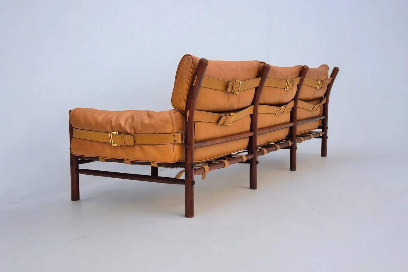 Ca. Jaren 1960, Scandinavisch Design Van Arne Norell, Bank, Leer, Beukenhout, Model "Kontiki", Ongerestaureerde Staat. photo furniture