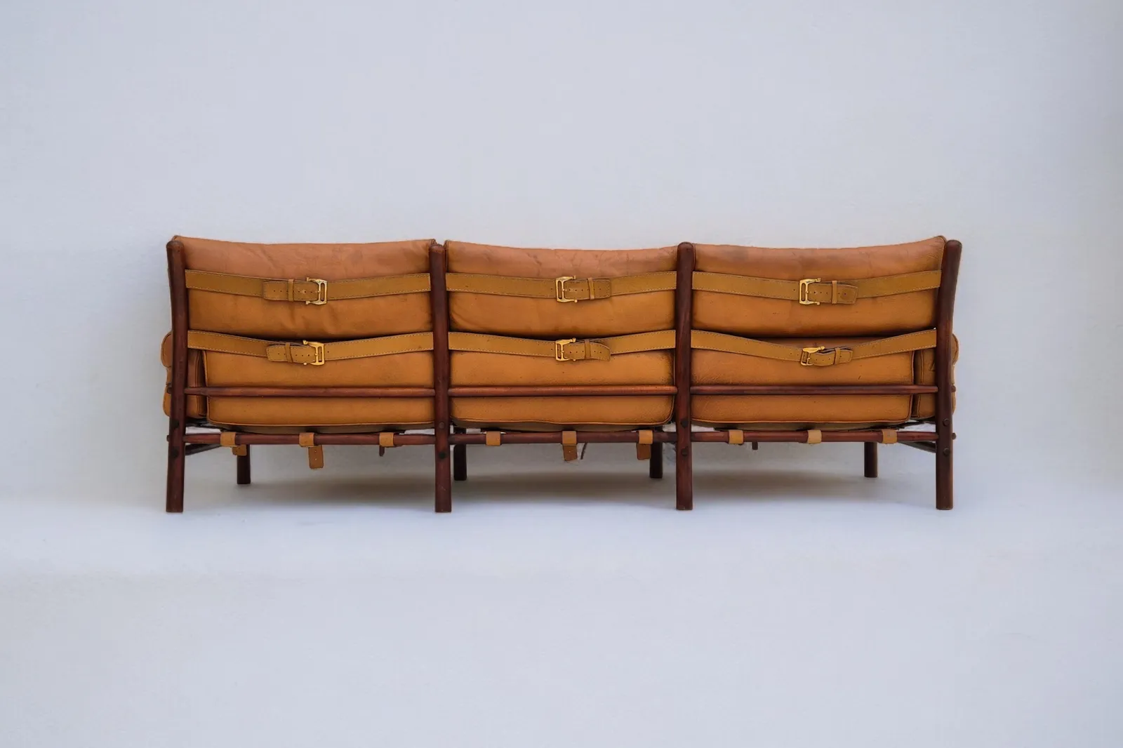photo buy Ca. Jaren 1960, Scandinavisch Design Van Arne Norell, Bank, Leer, Beukenhout, Model "Kontiki", Ongerestaureerde Staat.
