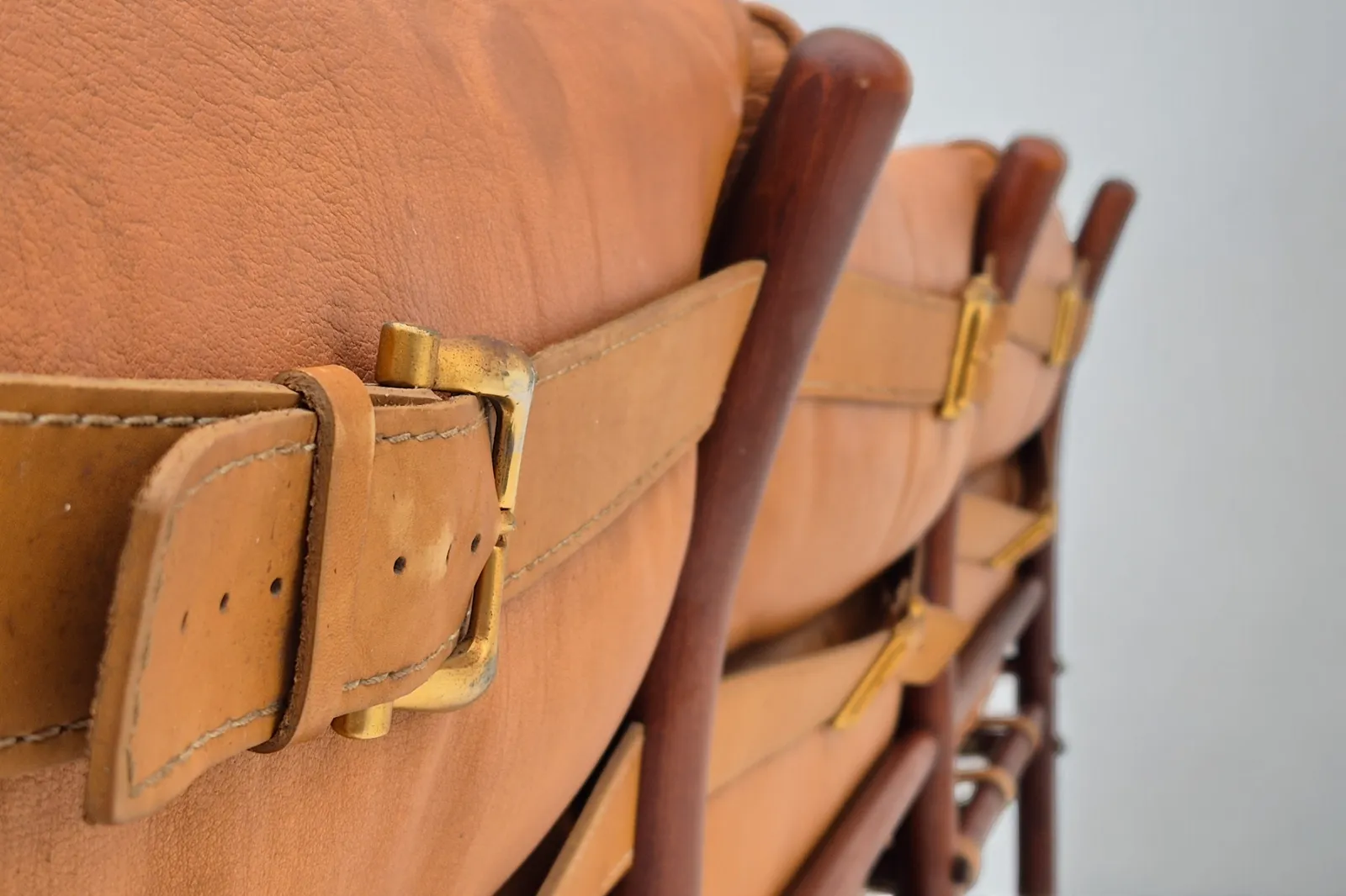 photo vintage 1960s, Scandinavian Design By Arne Norell, Sofa, Leather, Beech Wood, Model "Kontiki", Original Condition.