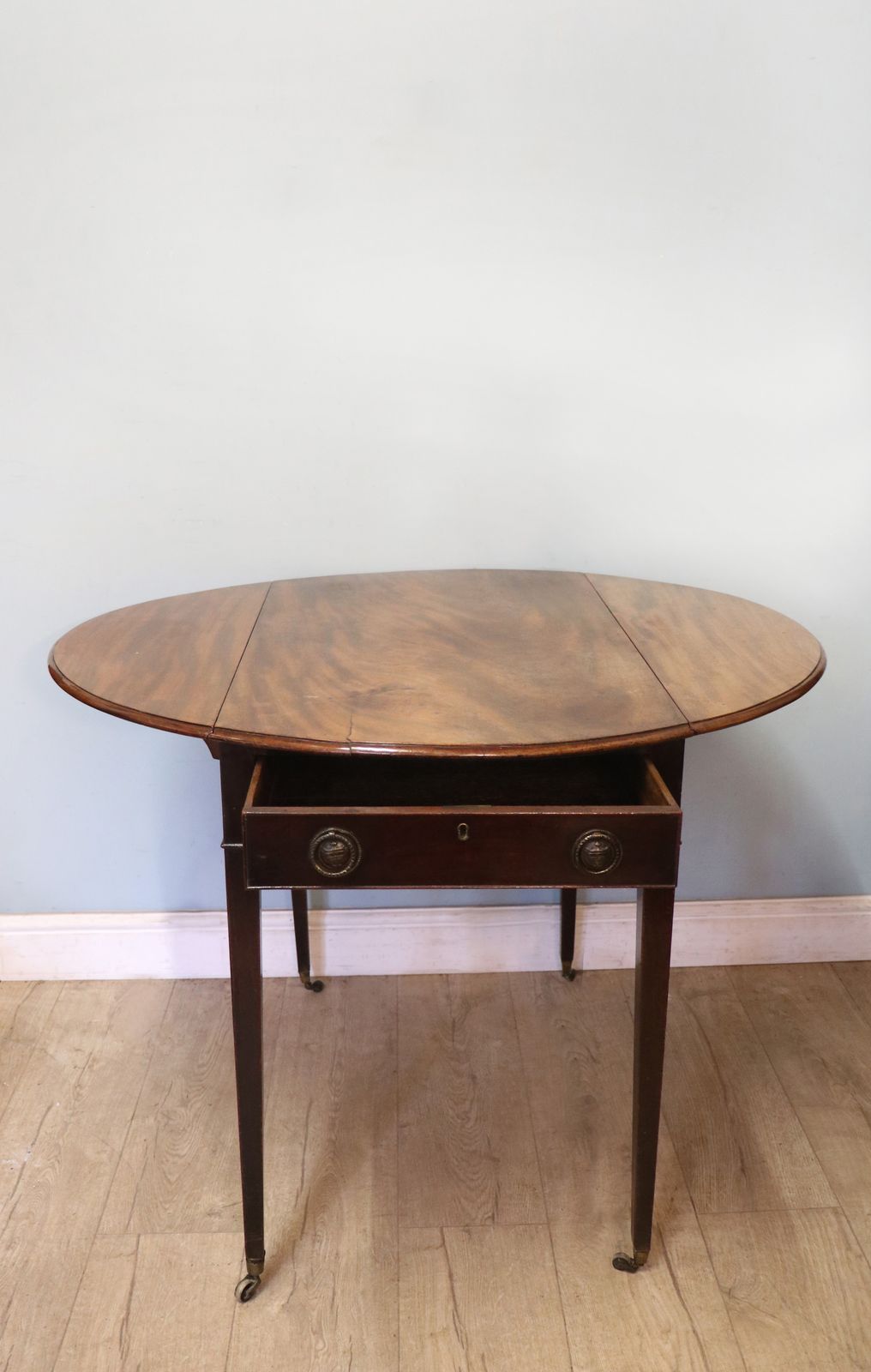 A Lovely Late Georgian Mahogany Pembroke .