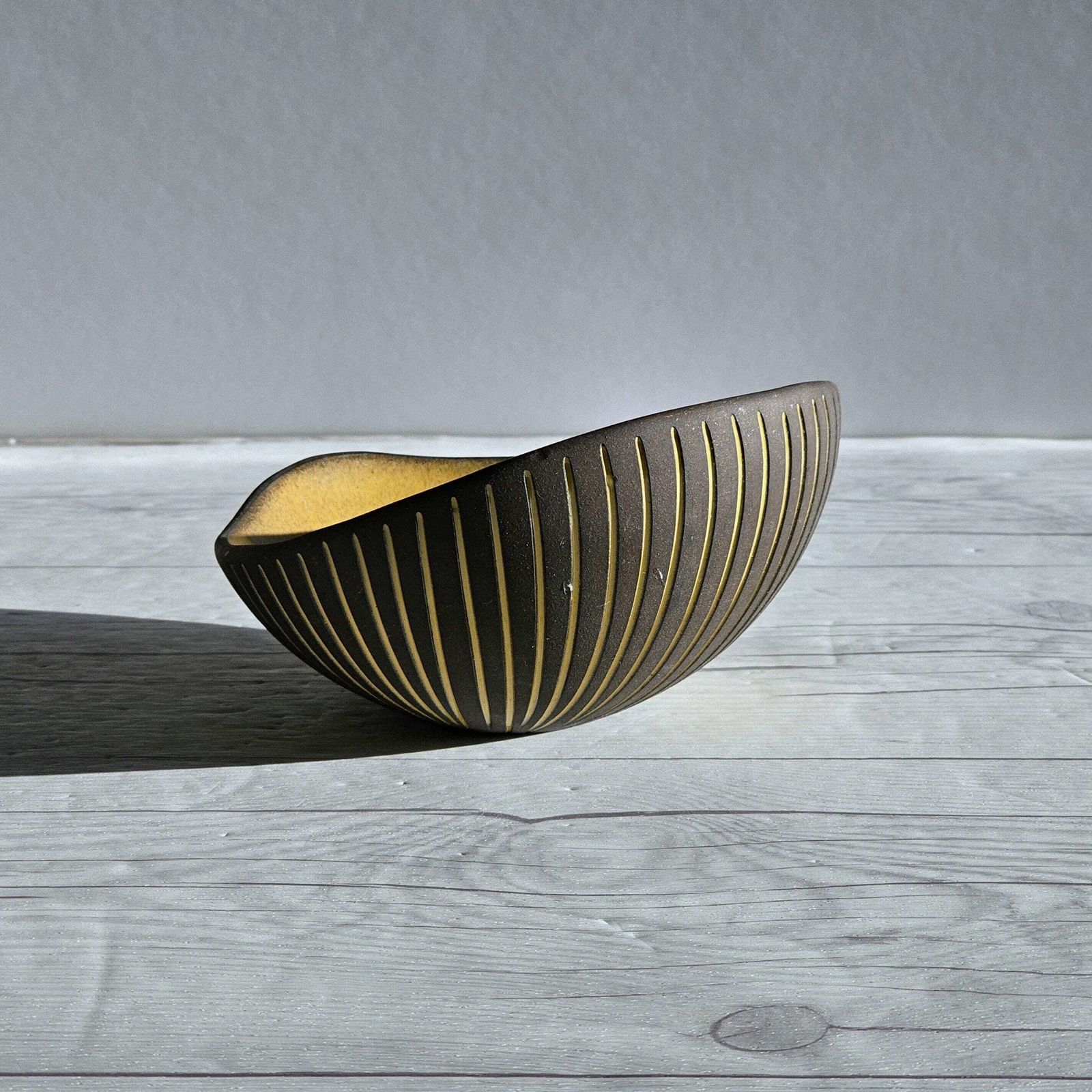 Hjordis Oldfors For Upsala Ekeby, 1954 'Kokos' (Coconut) Series, Modernist Sculptural Sgraffito Dish photo vinterior