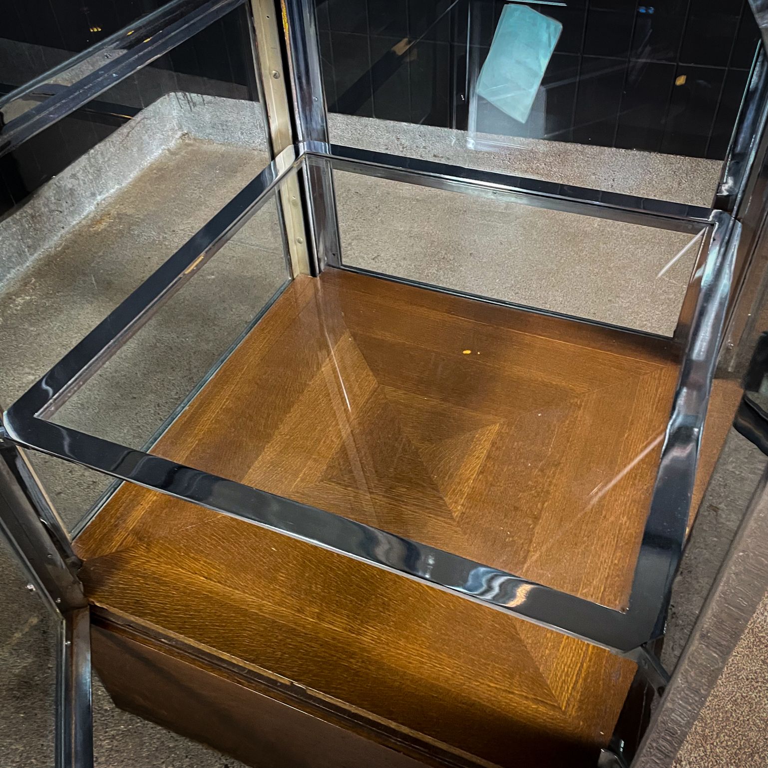 photo furniture Vintage Vitrinekast In Obeliskvorm – De Bijenkorf