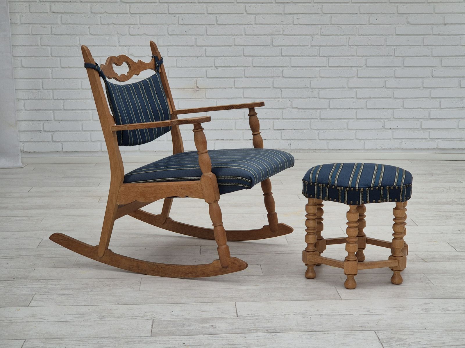 Ca. Jaren 1970, Deens Design, Schommelstoel Van Eikenhout Met Voetenbank, Meubelwol, Ongerestaureerde Staat. photo furniture