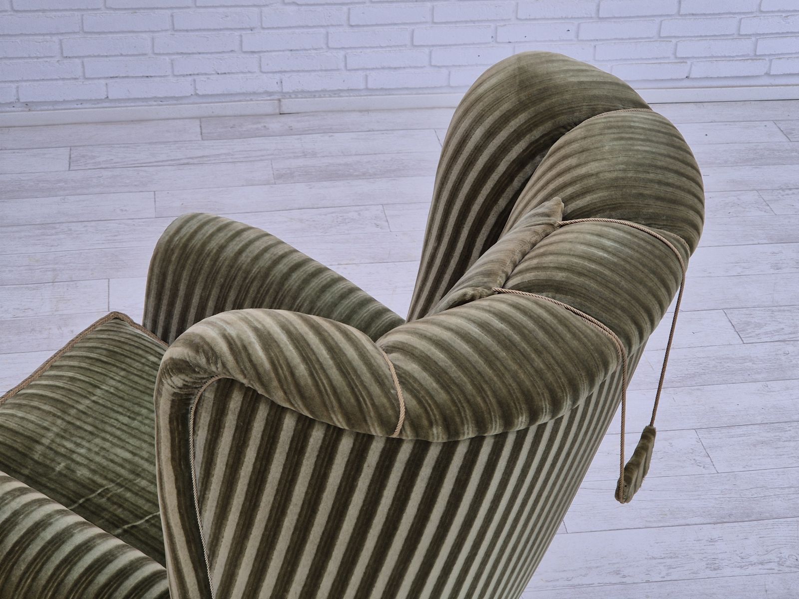 photo buy Ca. Jaren 1960, Deense Fauteuil Met Hoge Rug, Goede Staat, Groen Meubelvelours.