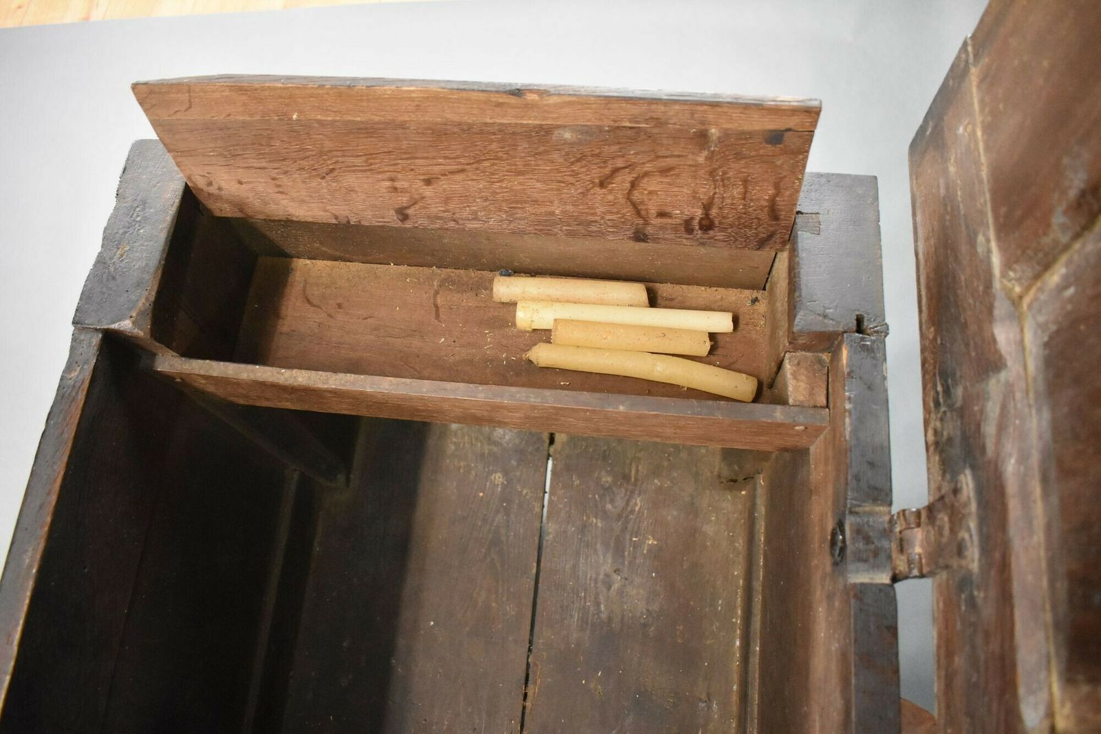 photo vinterior 17th Century Oak Marriage Chest