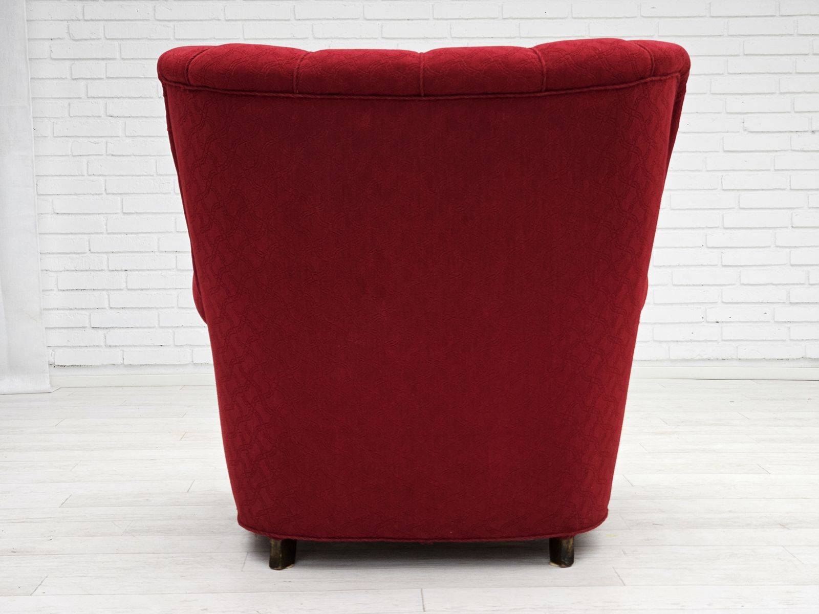 Jaren 1960, Deense Relaxfauteuil, Goede Staat, Rood Katoen/Wol, Eikenhout. photo furniture