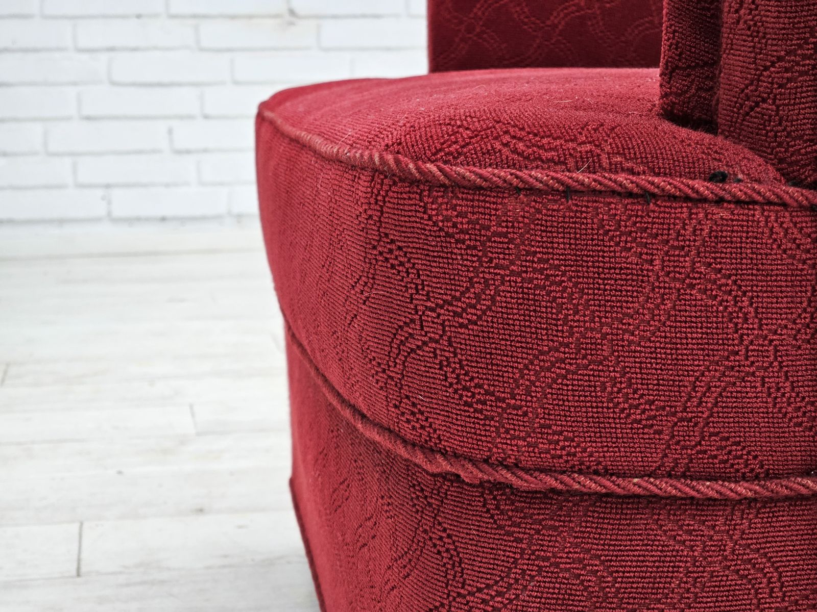 photo for sale Jaren 1960, Deense Relaxfauteuil, Goede Staat, Rood Katoen/Wol, Eikenhout.