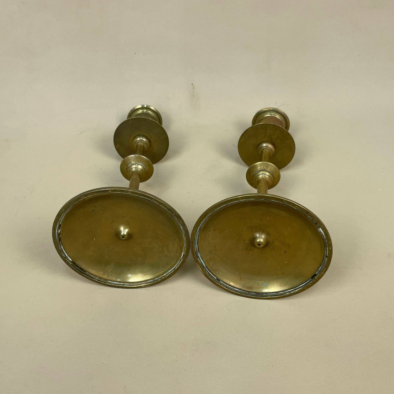 photo furniture Antique Matching Pair Of Gold Brass Metal Candlestick Candle Stick Vintage Column Taper Dinner Candlesticks Square Base Column
