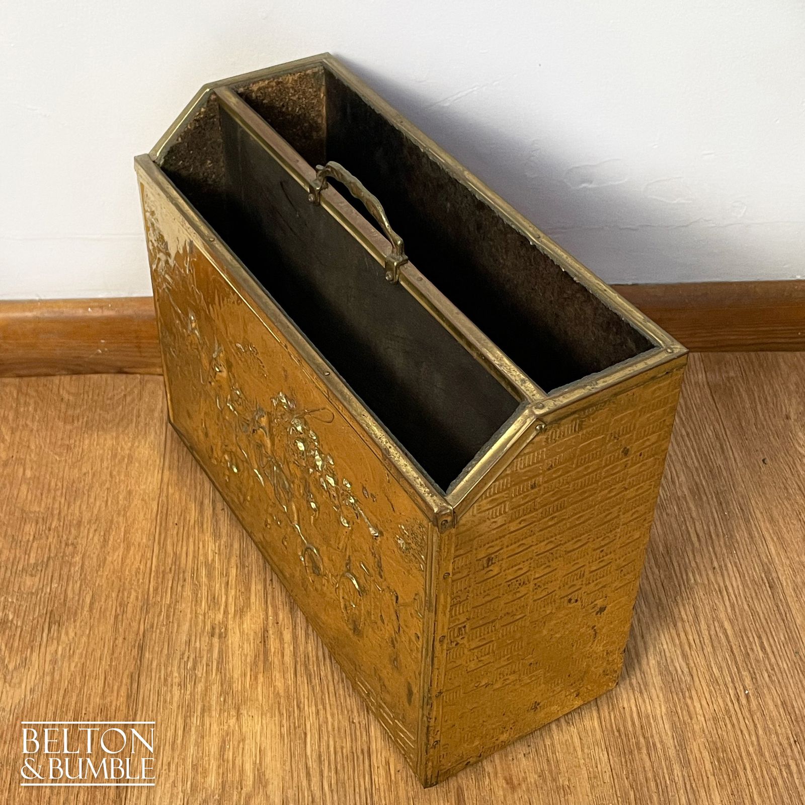 Mid Century Brass On Wood Magazine Holder With Coach & Horses Embossed photo 75.0