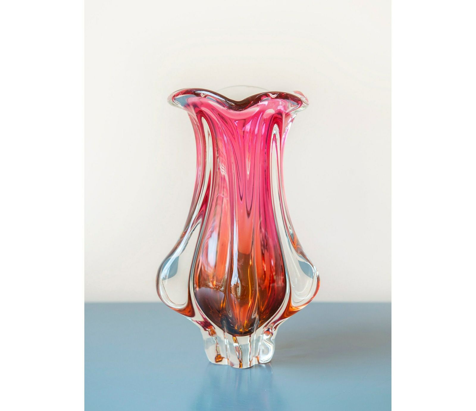 Roze Kunstglazen Vaas Van Josef Hospodka, Handgeblazen Tsjechische Bloemenvaas, Jaren 1960, Designervaas Met Geschulpte Rand, Mid Century Modern