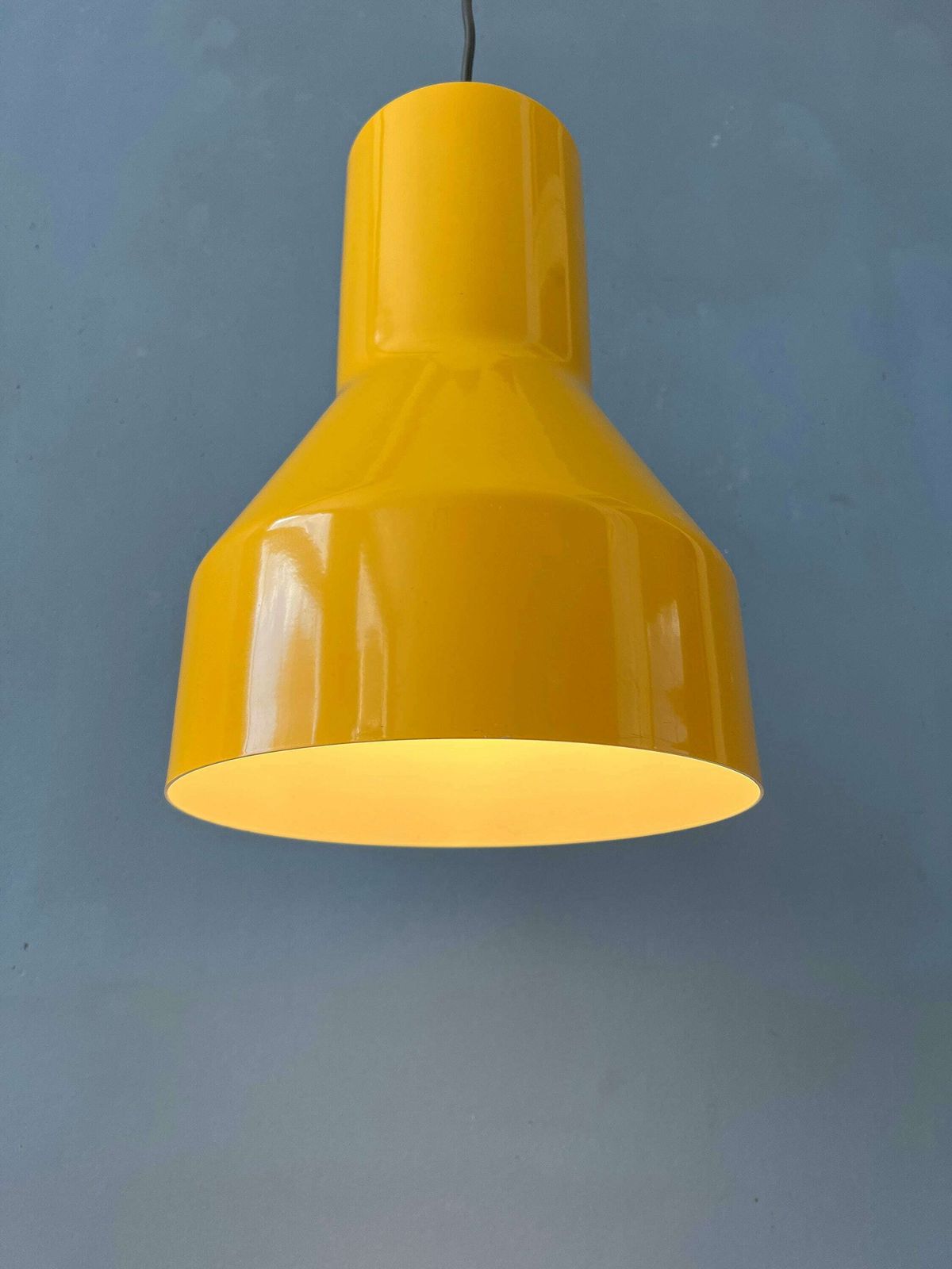 Gele Metalen Industriële Space Age Hanglamp photo for sale
