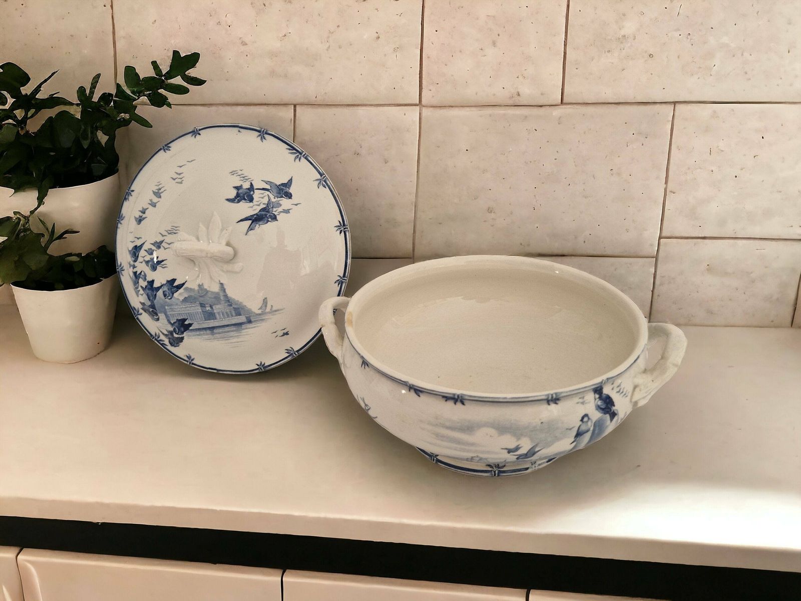 Antique French Blue Transferware Soup Tureen By Gien In Vol D'oiseaux Pattern, 19th Century Ceramic Serving Dish photo vinterior