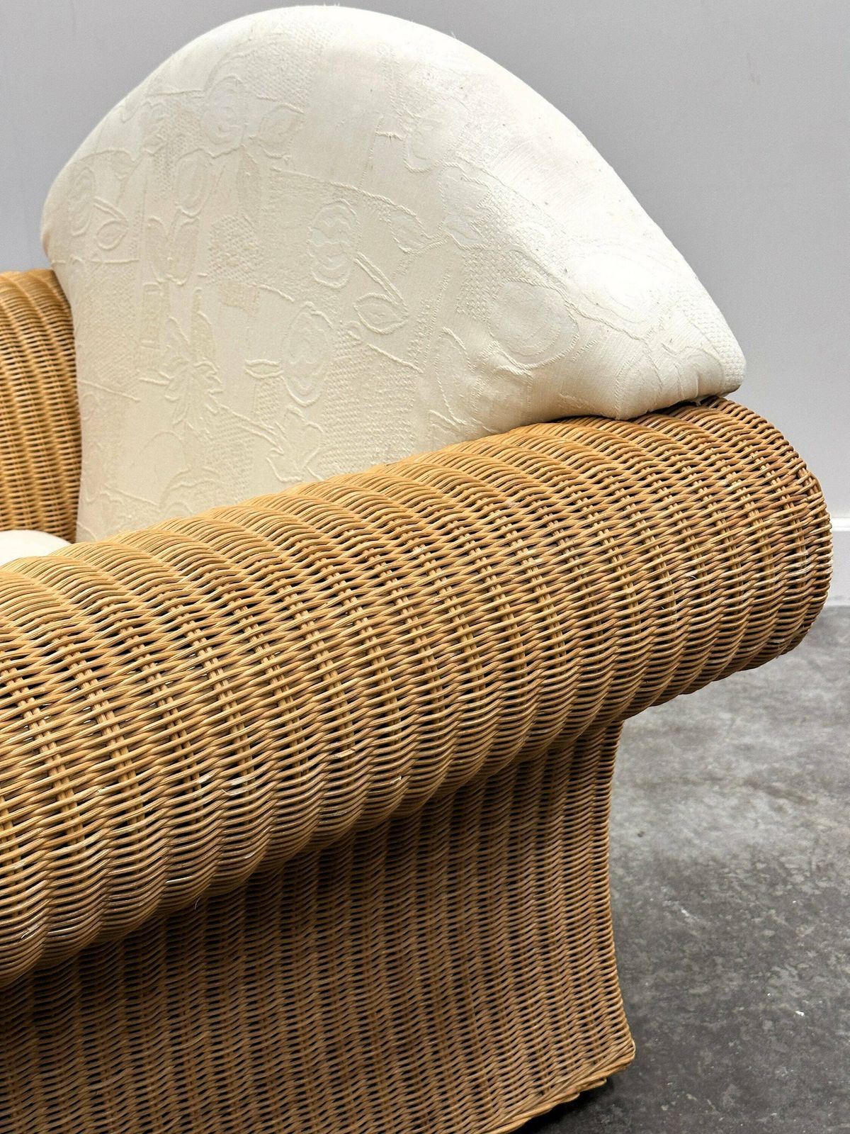 Xxl Vintage Fauteuil Met Schelpvormige Rugleuning In Rotan, Frankrijk, Jaren 1980. photo furniture