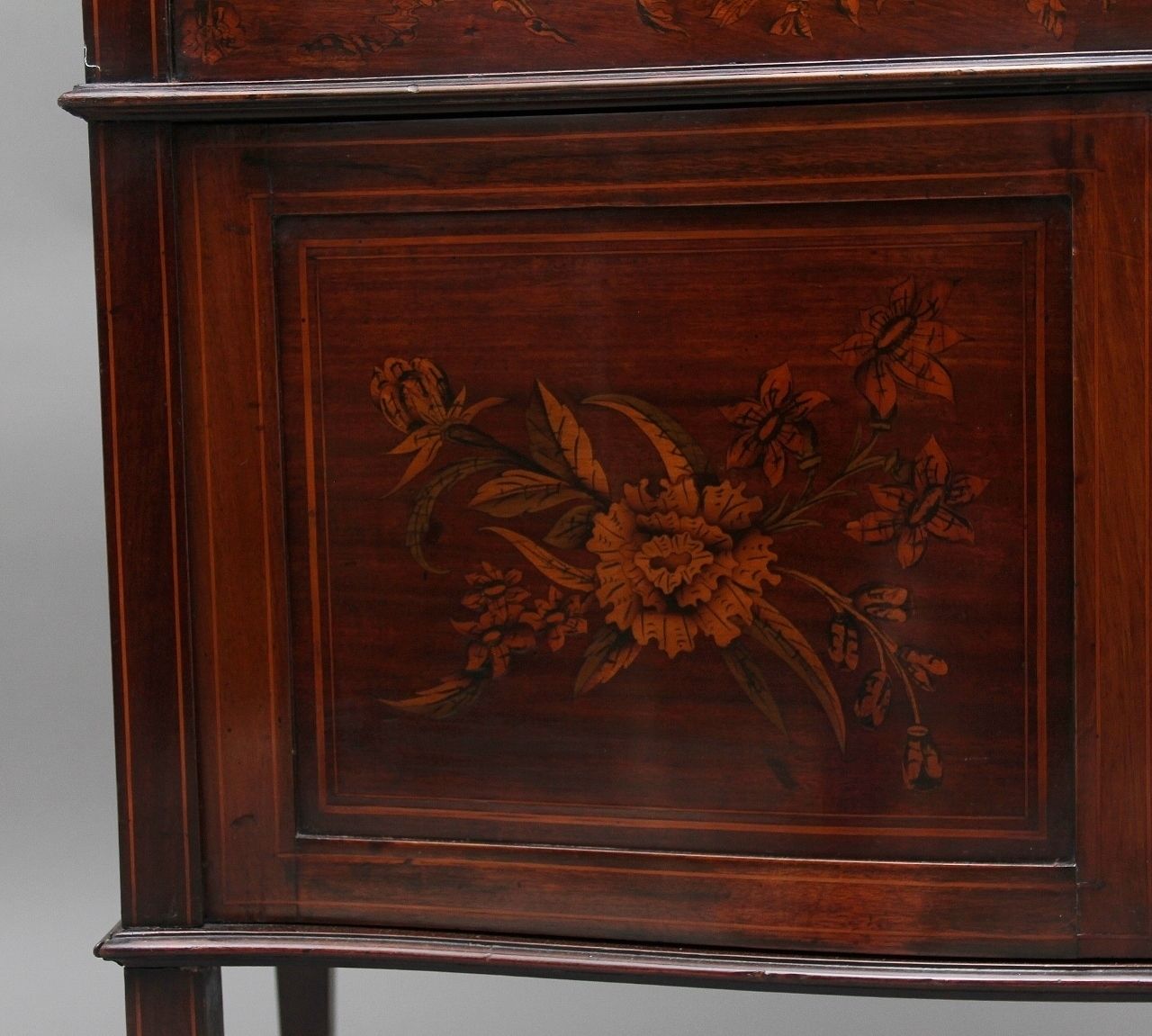 photo vinterior 19th Century Mahogany And Inlaid Display Cabinet